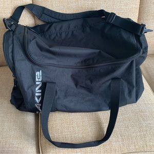 Dakine LARGE TRAVEL DUFFLE WITH EASY ACCESS TO 70 LITERS OF SPACE BLACK